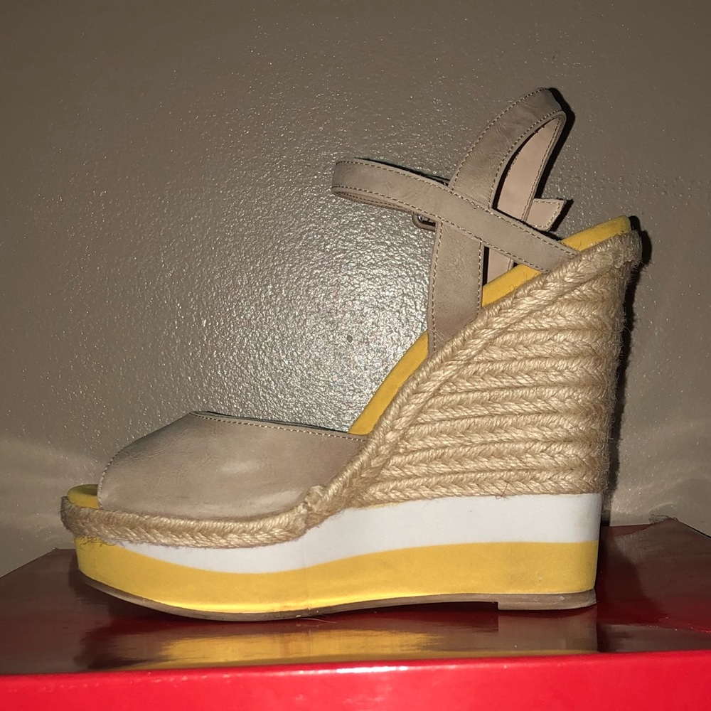Elle wedges!